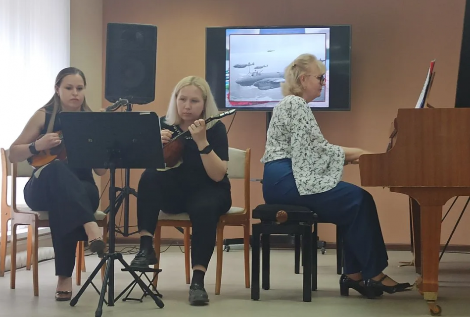 Выступление инструментального ансамбля ,,Акцент,, (А. Е. Брызгалова, Е. В. Куприянова, М. Ю. Кнороз)