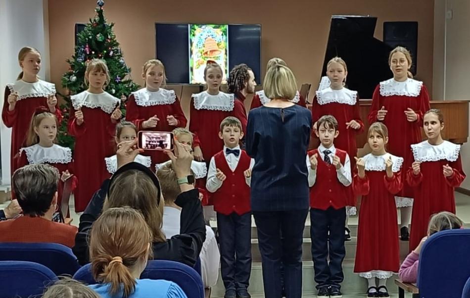 Выступление хорового коллектива младших классов