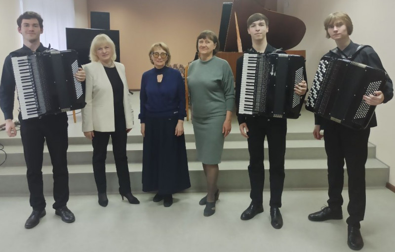 Фото преподавателей со студентами ГБПОУ ВО ,,ВОМК им. А. А. Бородина,,