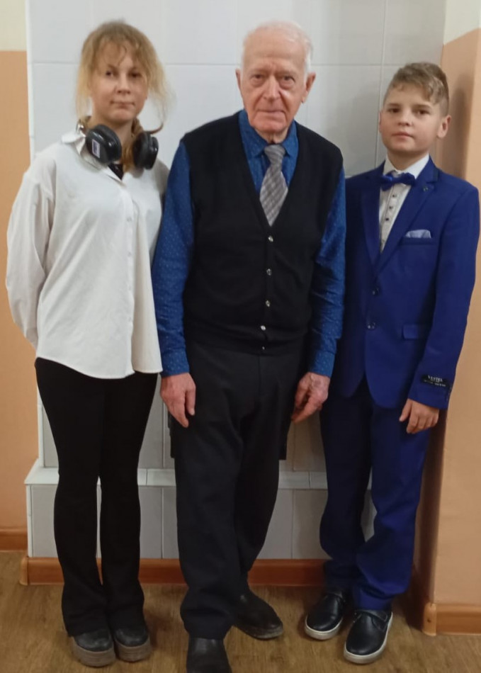 Анищенко Кирилл и Куприянова Ксения с Л. Е. Чиколодковым
