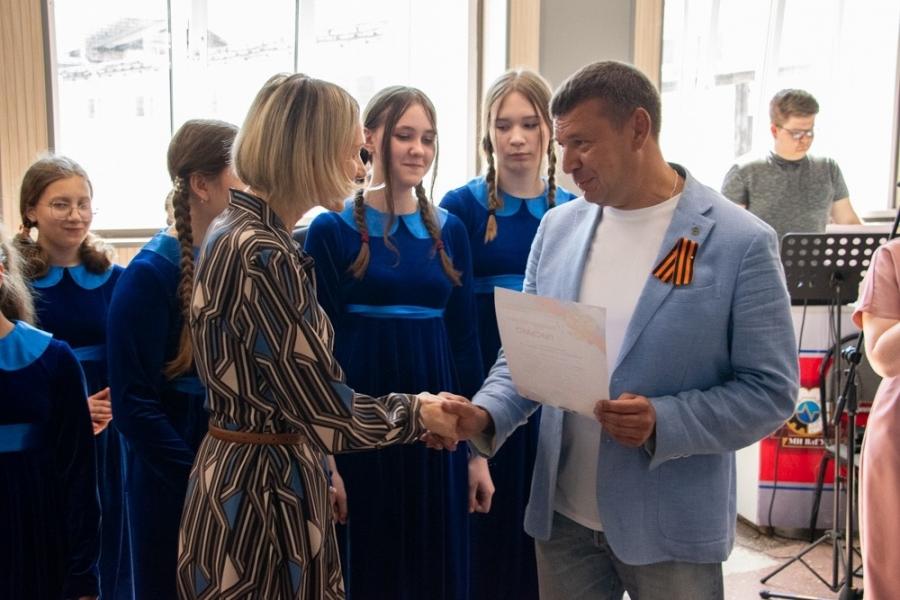 Награждение О. А. Чегодаевой - Даниловой ректором ,,МИ ВлГУ,,
