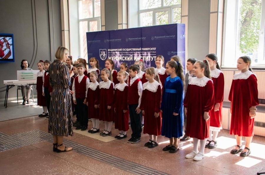 Выступление хорового коллектива младших классов на Памятном концерте к 9 мая в ,,МИ ВлГУ,,