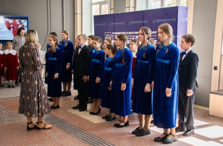 Выступление хорового коллектива старших классов на Памятном концерте к 9 мая в ,,МИ ВлГУ,,